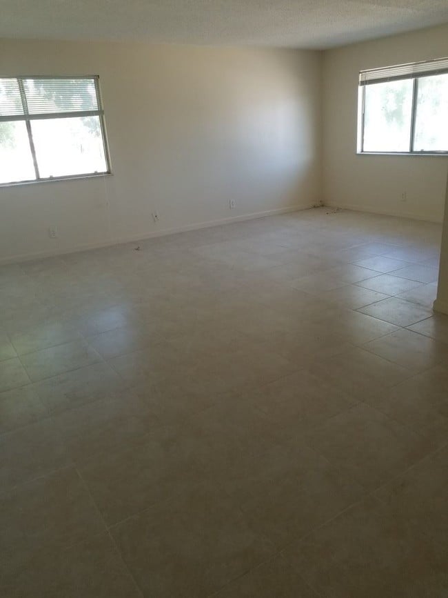 Building Photo - 2 br, 1 bath House - 904 E TIFFANY DR #4