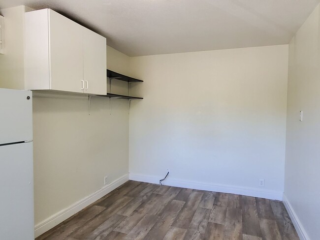 Building Photo - Spacious Upstairs Studio, Fresh Paint, Wood Laminated Flooring, Utilities Included!