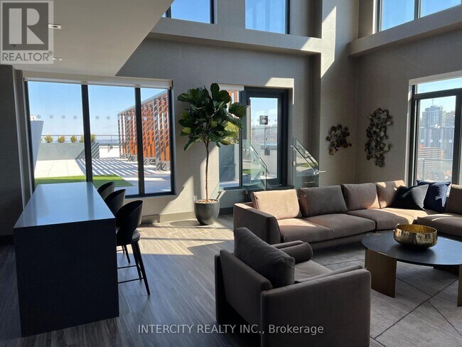 Photo du bâtiment - 75 James St S