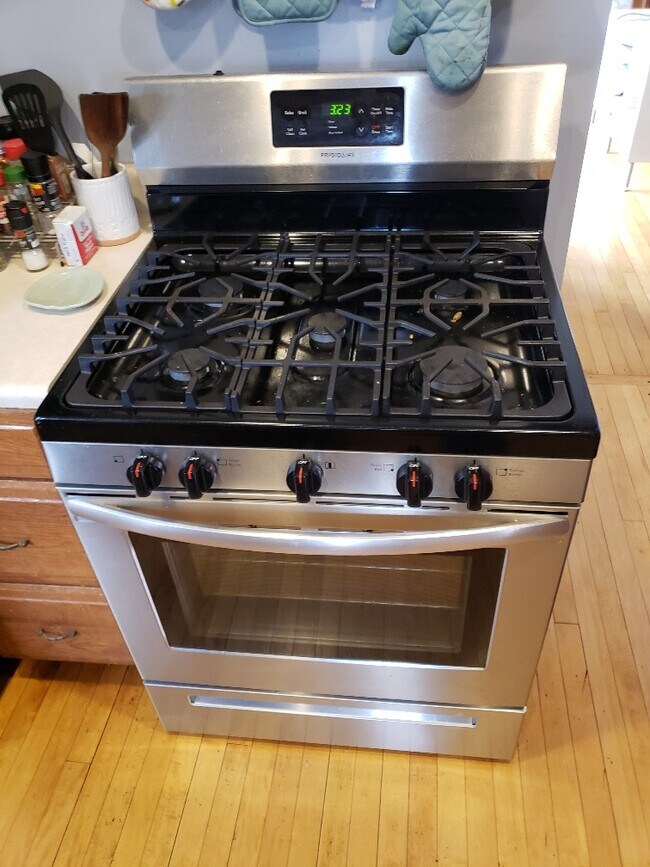 Stainless 5 burner gas range! - 1630 N Astor St