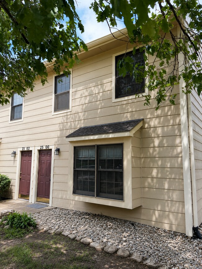 Foto del edificio - 4 Bedroom Westside Townhome | Great Location | Low-Maintenance Living