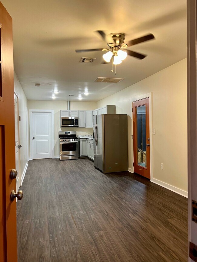 Foto del edificio - 1037 E Haskell Pl