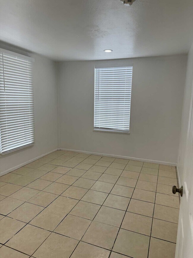 Foto del edificio - 3105 N Mitchell Ave