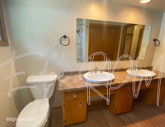 Foto del edificio - 3 bedroom 1 bath DUPLEX