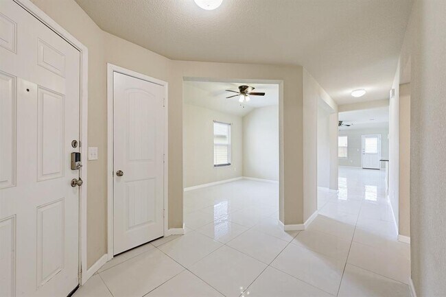 Foto del edificio - 14916 Custis Ln