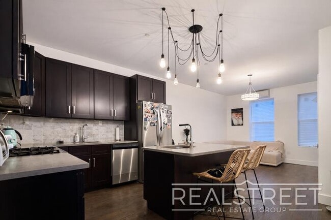 Foto del edificio - Crown Heights 2BR/2BA w/ In-Unit Laundry