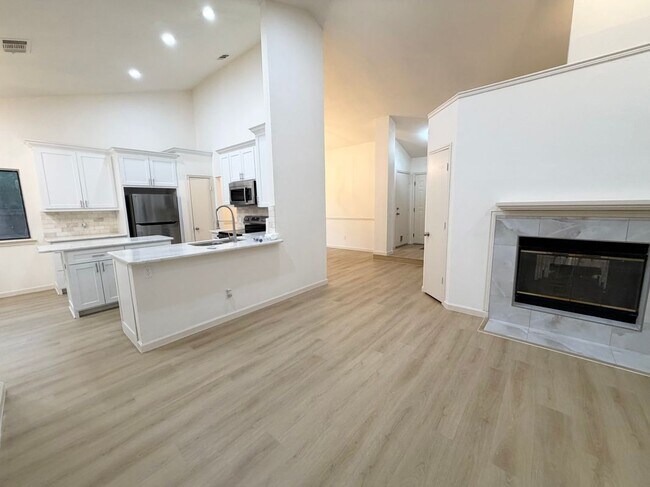 Building Photo - 3308 Meadowview Dr