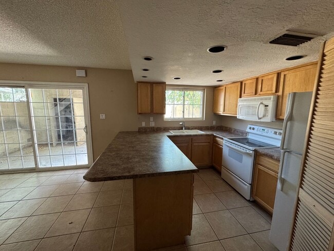 Building Photo - Centrally located 4 bedroom townhome