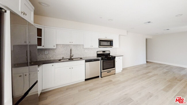 Building Photo - 951 N Mariposa Ave