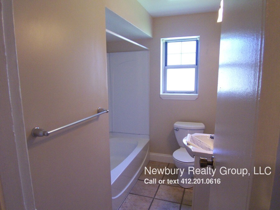 301 San Juan Dr Unit 1, McKeesport, PA 15133 Room for Rent in