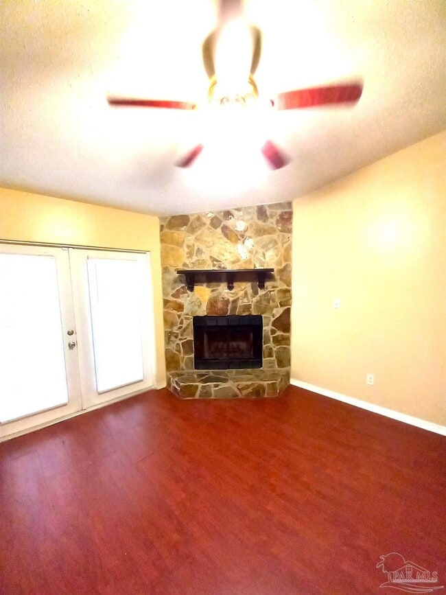 Building Photo - 533 Petros Cir