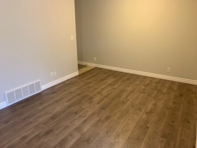 Building Photo - 2049 N Belmont Dr