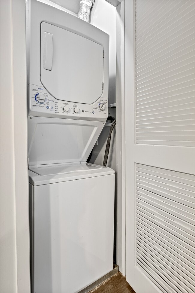 Building Photo - 5410 N Winthrop Ave