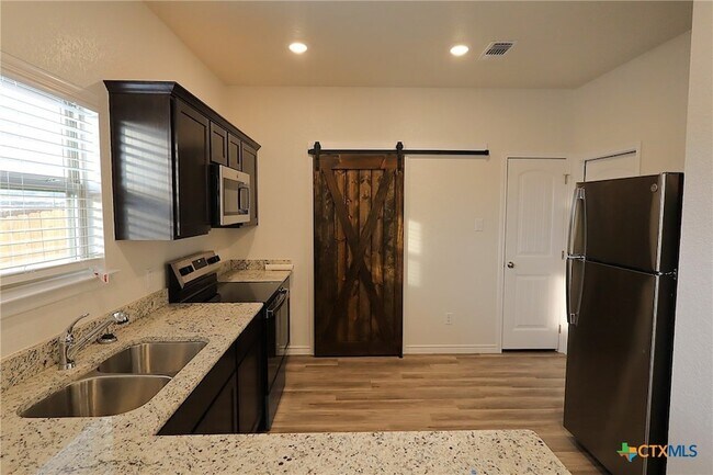 Building Photo - 107 Levi Ct