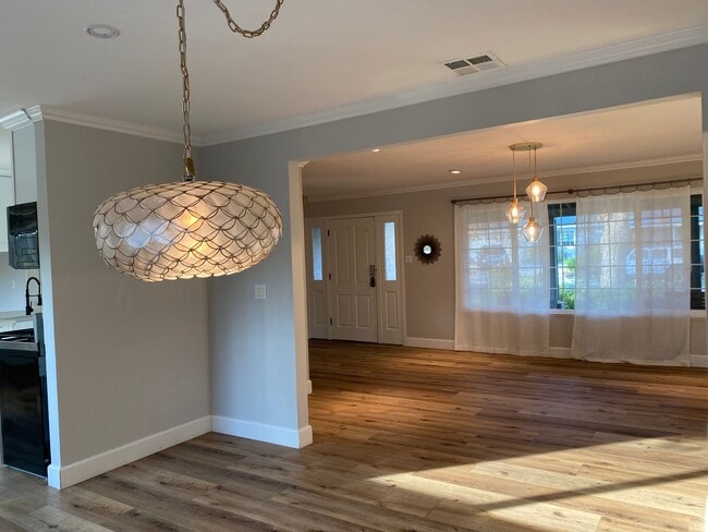 Building Photo - 385 Maureen Ln