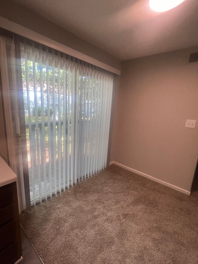 Building Photo - Spacious One Bedroom Unit- Move In Special!