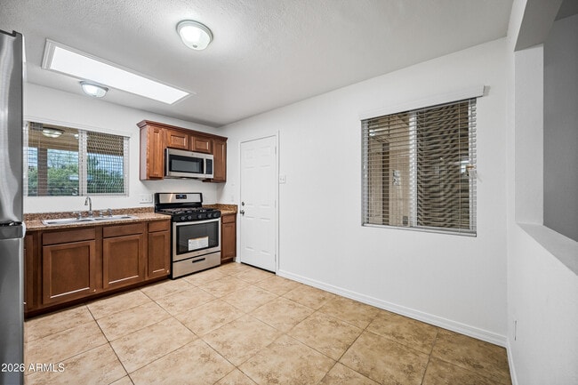 Building Photo - 4115 N 18th Dr