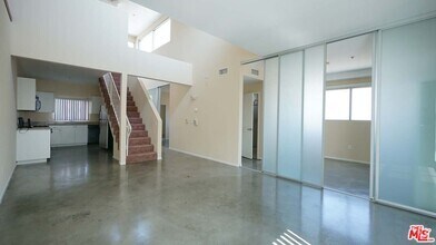 Building Photo - 922 W 23rd St