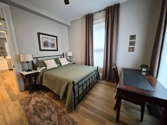 Foto del edificio - Full Furnished 2 Bed/1 Bath with Utilities Included