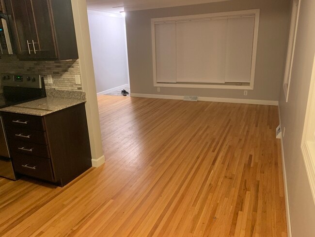 Sala de estar en la planta principal - 6122 Penn Ave S