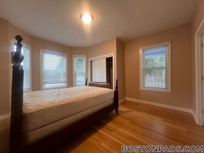 Building Photo - 816 River St