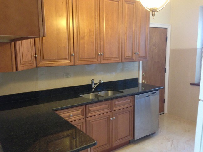 Kitchen - 1410 W Wilson Ave