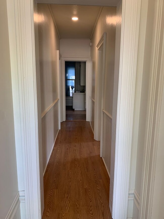 Foto del edificio - Spacious 4 Bedroom or 3 bedroom + bonus ro...