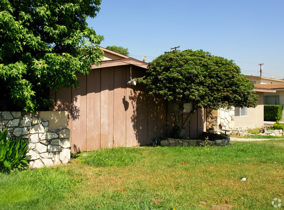 Building Photo - 839 N Vineyard Ave