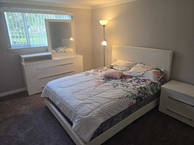 Building Photo - Beautiful remodeled Studio/efficiency room...