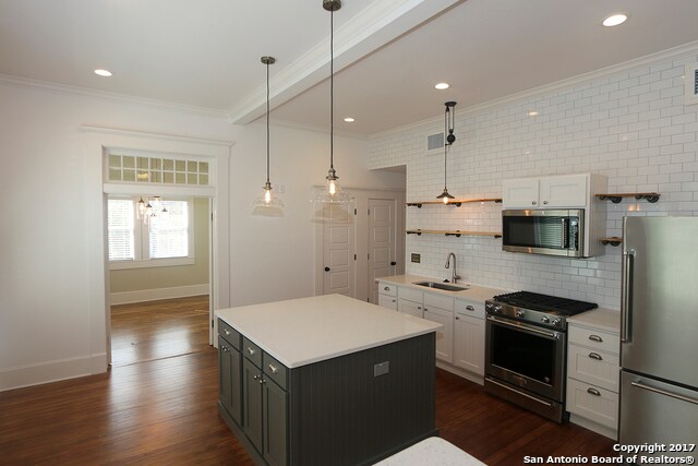 Building Photo - 402 E Locust Street Unit 201