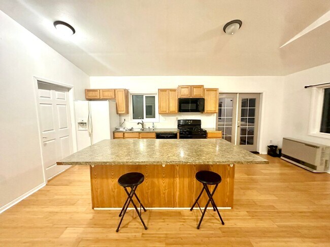 Building Photo - Spacious 1 bedroom, No pets