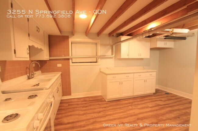 Foto del edificio - 3255 N Springfield Ave