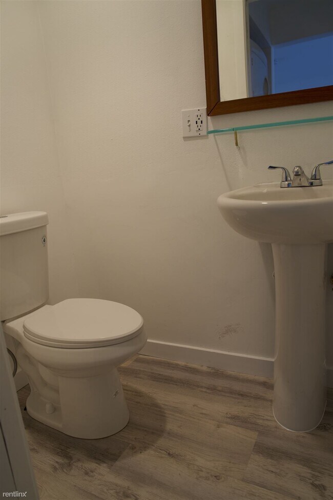 Foto del edificio - 2 br, 1.5 bath Townhome - 240 South 152nd ...