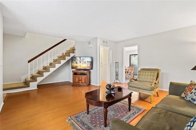Foto del edificio - 2630 Huntington Dr
