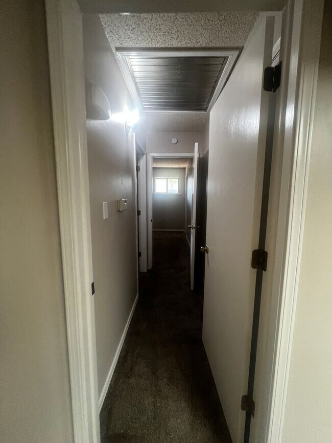 Foto del edificio - 4802 Skywood Dr