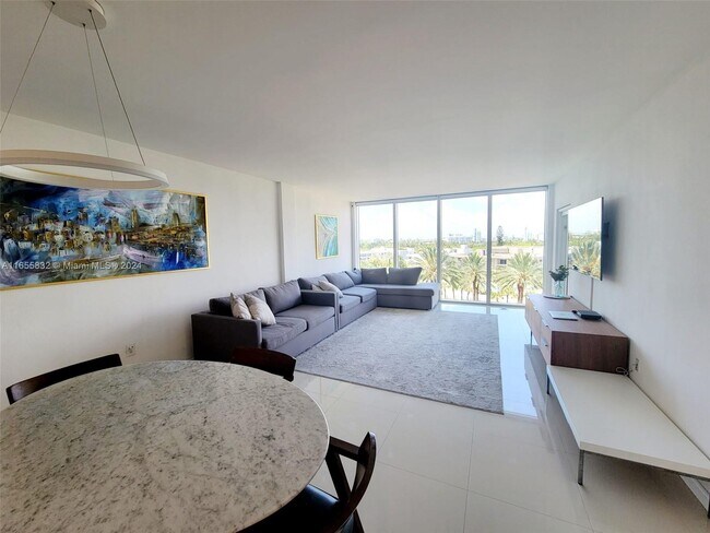 Building Photo - 10275 Collins Ave