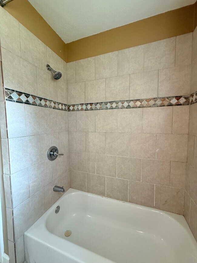 Foto del edificio - 4 Bed / 2 Bath Spacious Home – Perfect for Families or Roommates