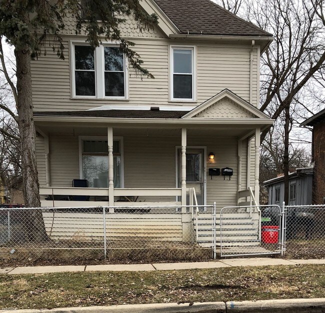 2 br, 1 bath Duplex 121 College Pl Duplex Townhouse for Rent in