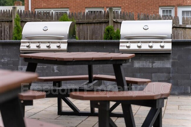 Foto del edificio - 969 Hopmeadow St