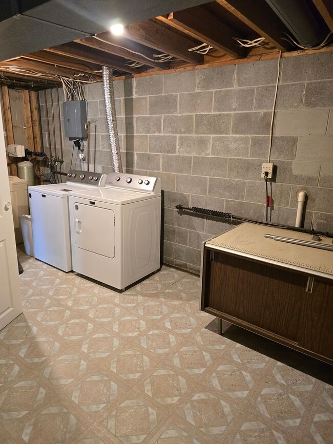 Building Photo - 4 bedroom, 2 Bathroom Home located in Wood...