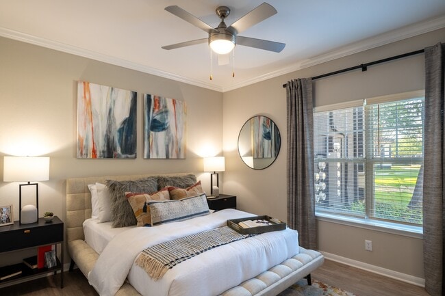 Dormitorio principal renovado - The Pointe at Vista Ridge Apartments