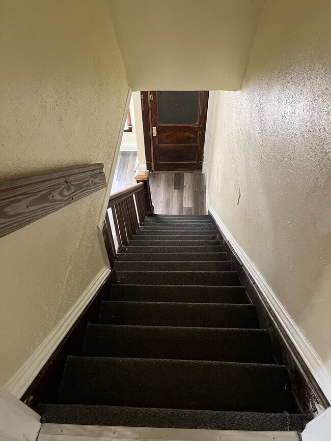 Building Photo - 723 W 5th St