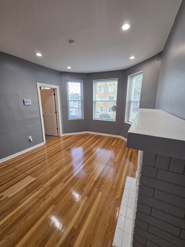 Building Photo - 4940 W Van Buren St