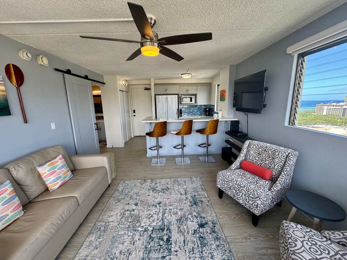 Foto principal - Renovated 1 bedroom with 1 parking at Roya...