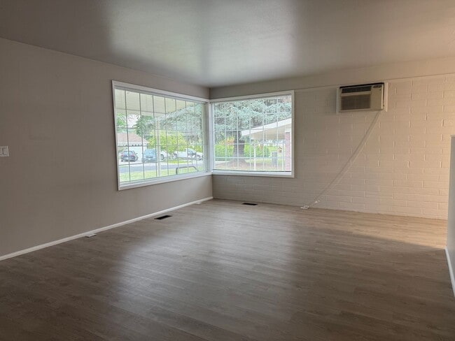 Building Photo - 4210 W Chestnut Ave