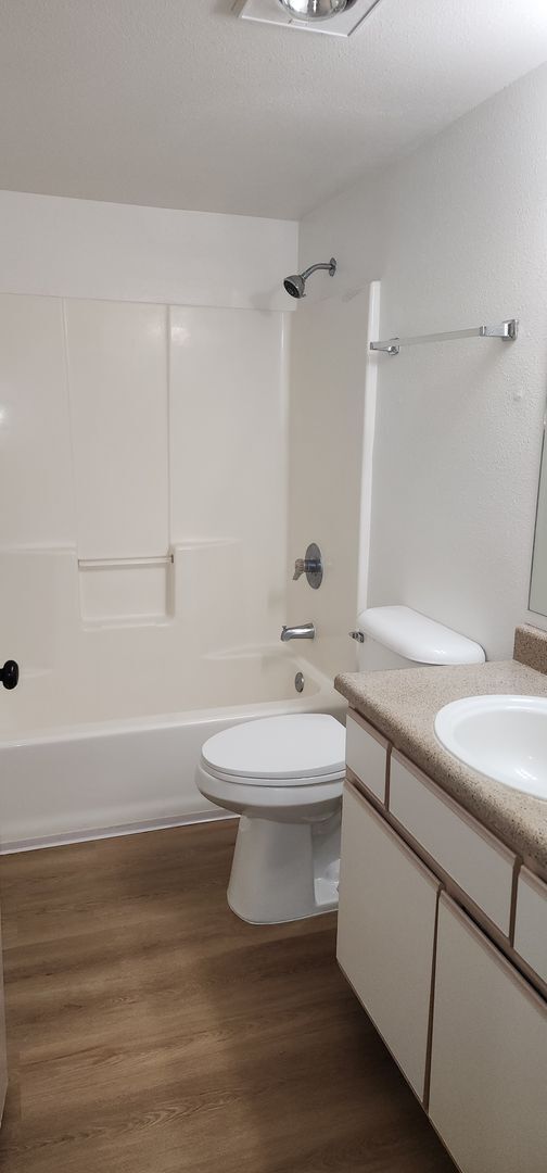 Building Photo - Don’t Miss Out $300.00 Off 1st Month's rent!