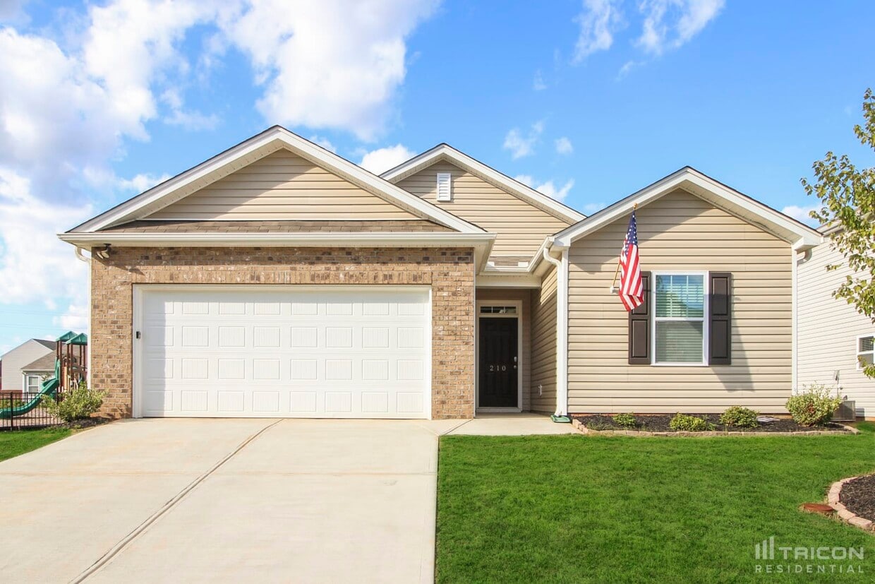 Primary Photo - 210 Sweetgrass Ln