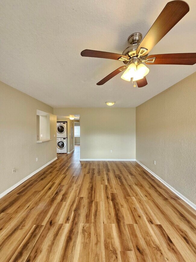 Foto del edificio - 1063 Golden Lakes Blvd