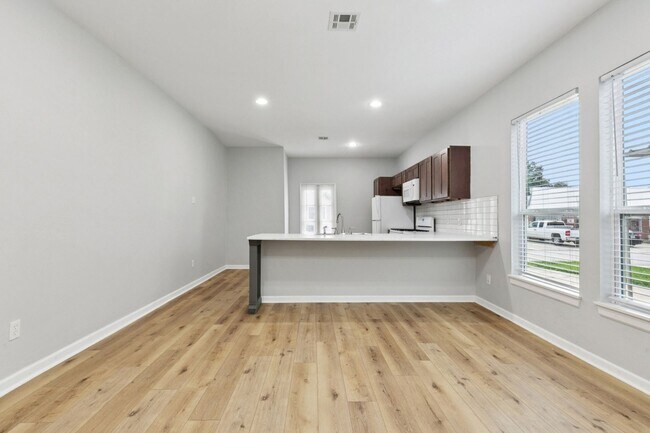 Building Photo - 3701-03 Derbigny St