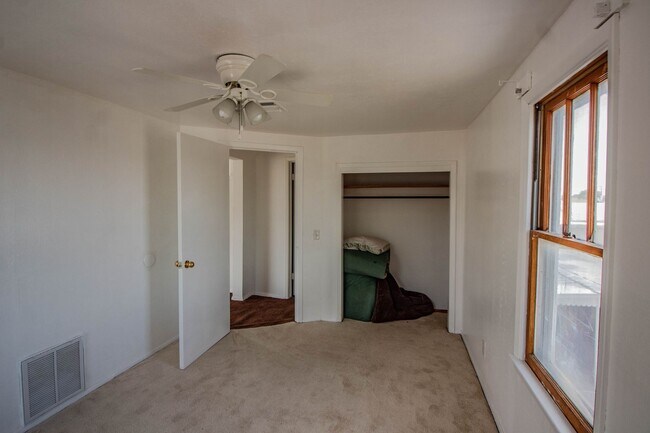 Building Photo - Upstairs Apartment